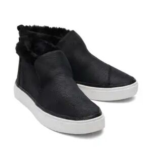 TOMS Ortholite woman's Paxton black slip on sneakers with faux fur trim size 8
